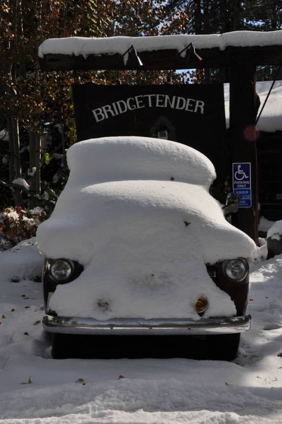 Carro fantasiado de morro de neve ao lado do Lake Tahoe, na Califórnia, nos Estados Unidos